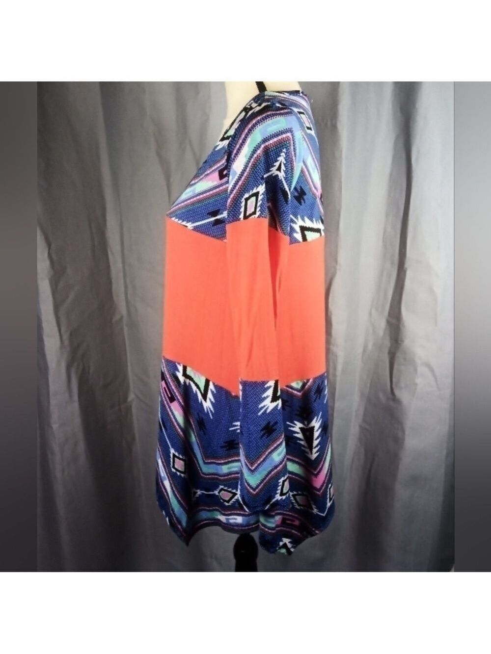 Pretty geometric long sleeve top, size XL - Picture 2 of 3